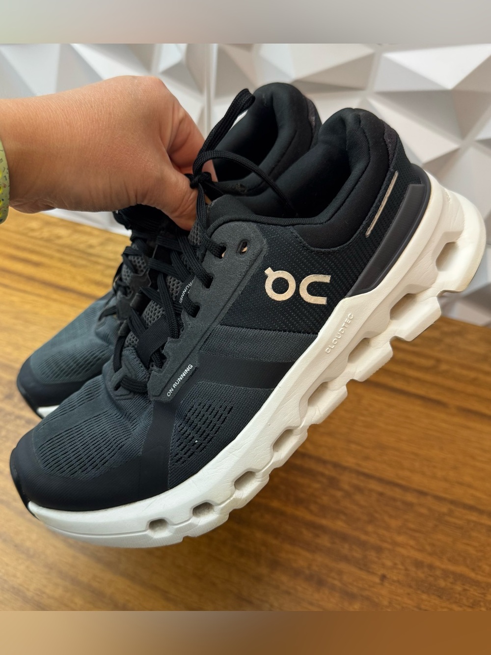 On Cloudrunner 2 Women’s sneakers Black with White Size 8